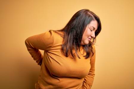 oorzaken lage rugpijn bij vrouwen - grote borsten