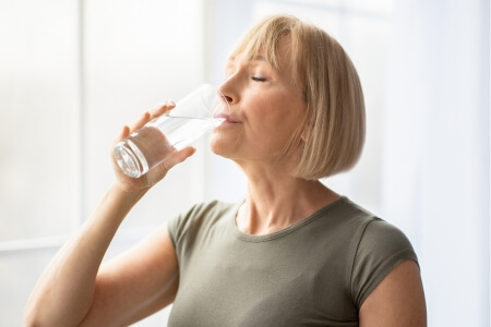 tip om darmklachten te voorkomen - genoeg water drinken