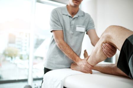 kinesitherapie als behandeling voor zenuwpijn in benen