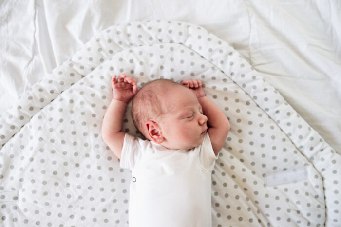 slapen met armen omhoog baby hoerahouding
