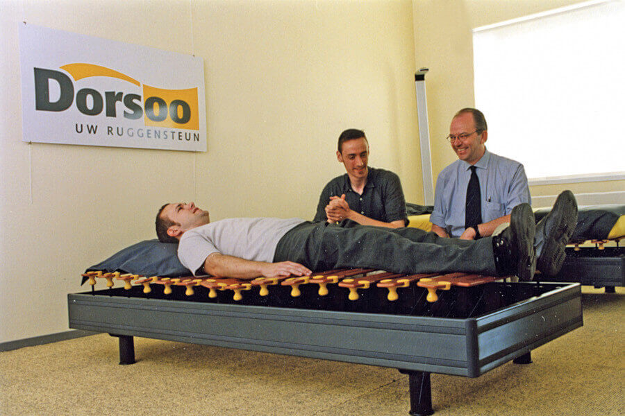 Dorsoo oprichter René Van Raemdonck bij het eerste Dorsoo-bed