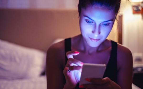 De invloed van tv-kijken, smartphone, tablet en laptop op onze slaap